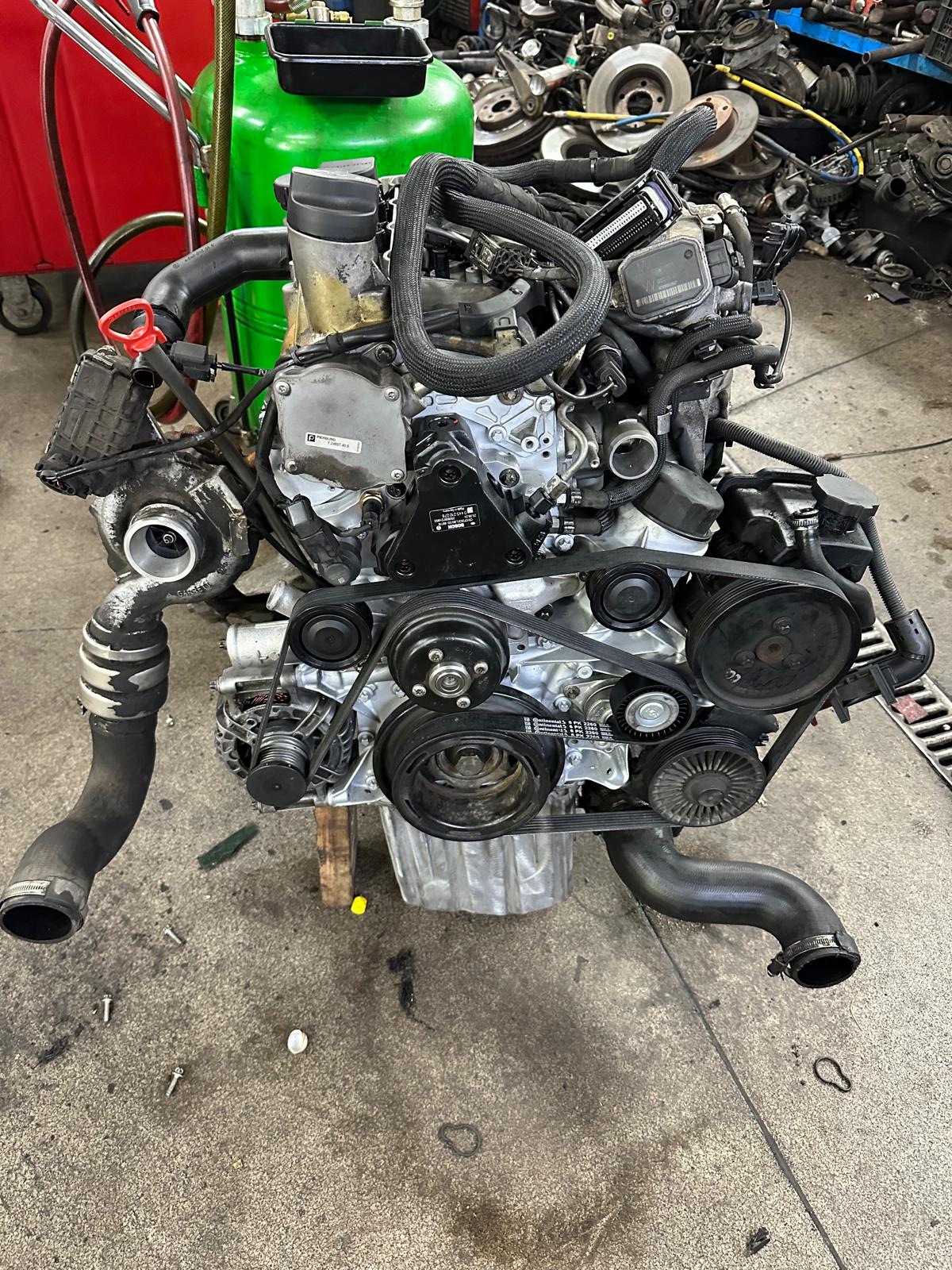 Mechanik Bielsko przy naprawie silnika diesel i benzyna