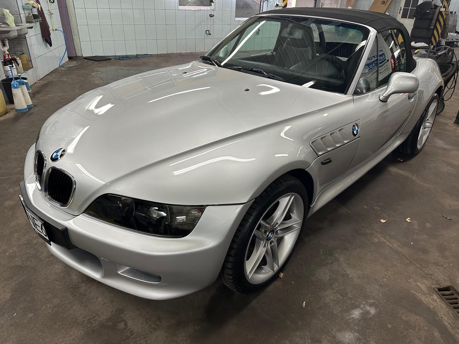 Czysty samochód po myciu - błyszczący lakier