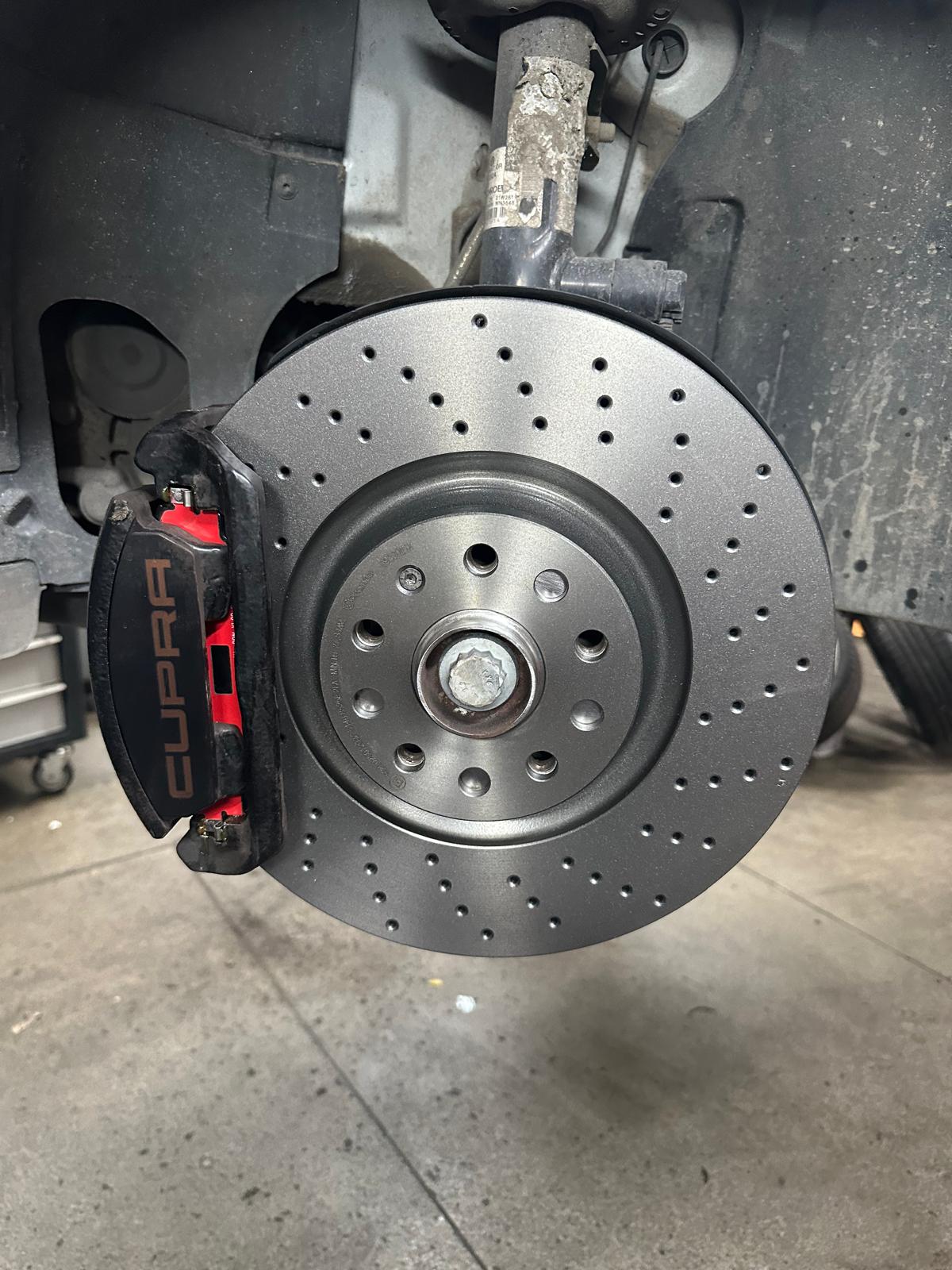 Mechanik Bielsko podczas wymiany tarcz hamulcowych