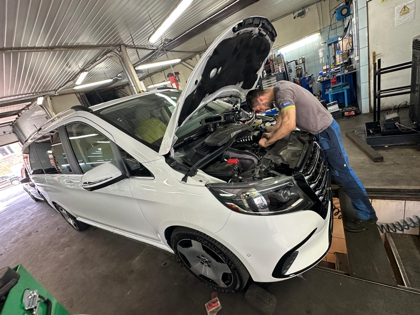 Mechanik podczas diagnostyki komputerowej pojazdu